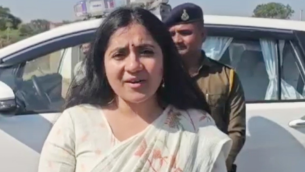 खरगोन कलेक्टर भव्या मित्तल ने कर दी बाबुओं की छुट्टी.(Photo:ITG)