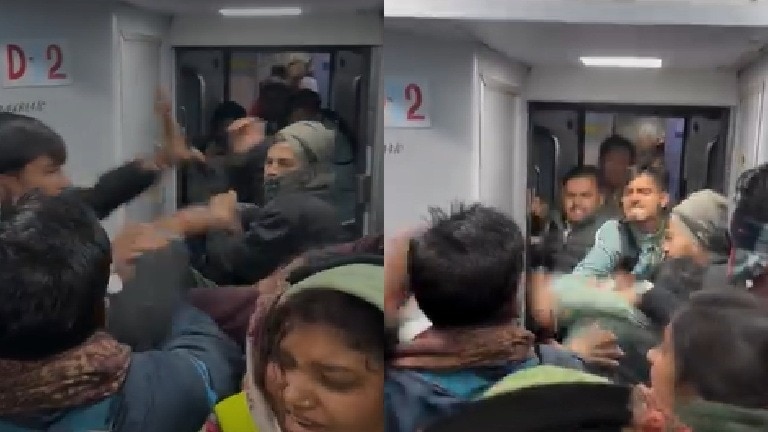 ट्रेन में यात्रियों के दो गुटों के बीच हुई मारपीट. (Photo: Screengrab)