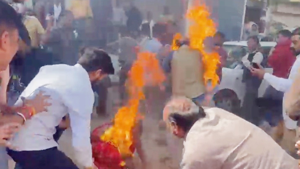 अतिक्रमण हटाने के दौरान हाईवोल्टेज ड्रामा.(Photo:Screengrab)