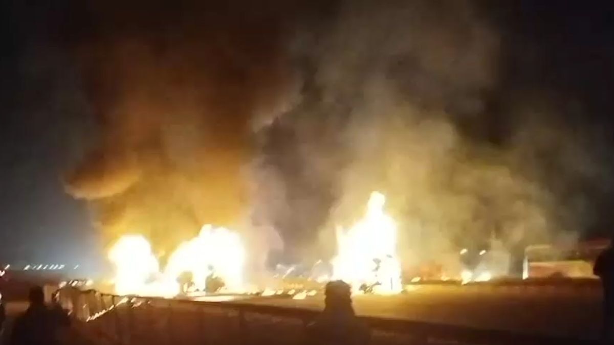 बस में आग लगने से जिंदा जल गए 9 यात्री. (Photo: Screengrab)