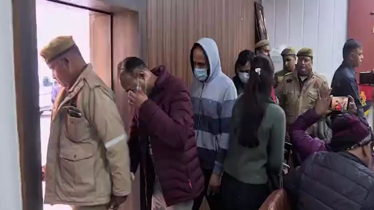 मथुरा में पकड़ा गया फर्जीवाड़ा करने वाला गैंग. (Photo: Screengrab)