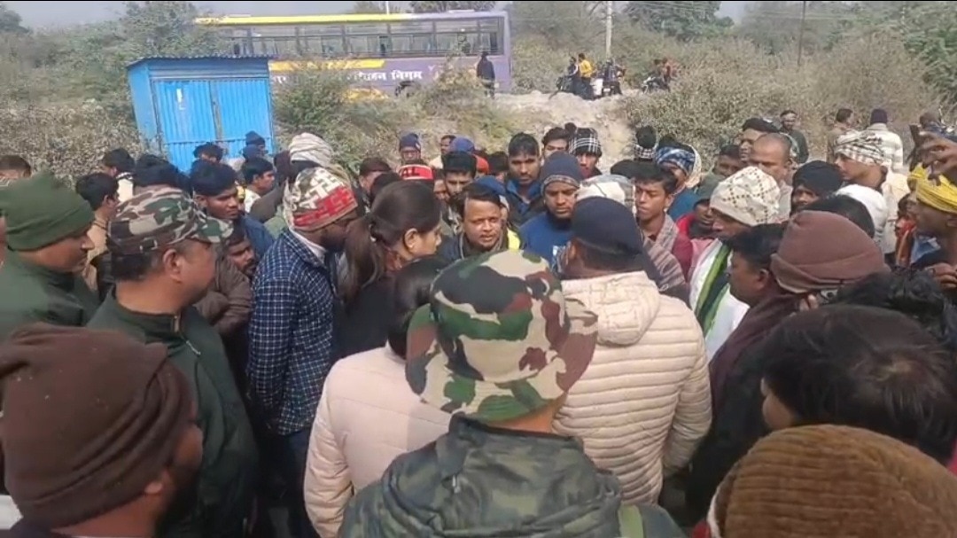 जाम लगाए लोगाें को समझाते पुलिस अधिकारी (Photo ITG)