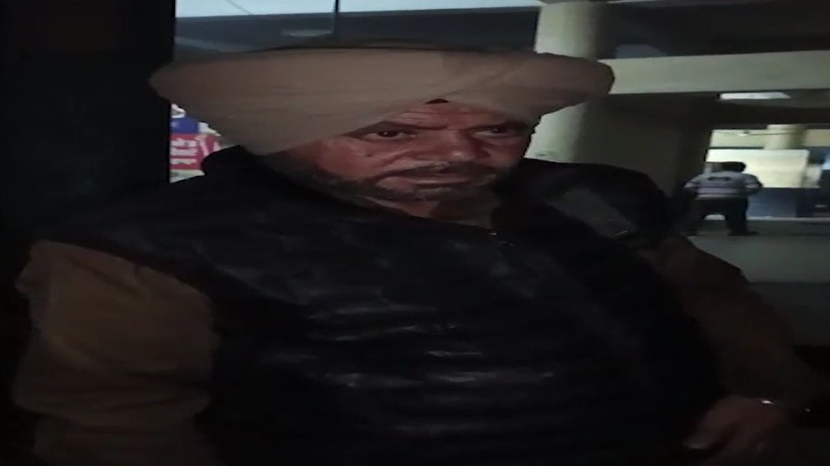 नशे में एएसआई का वीडियो वायरल. (Photo: Screengrab)