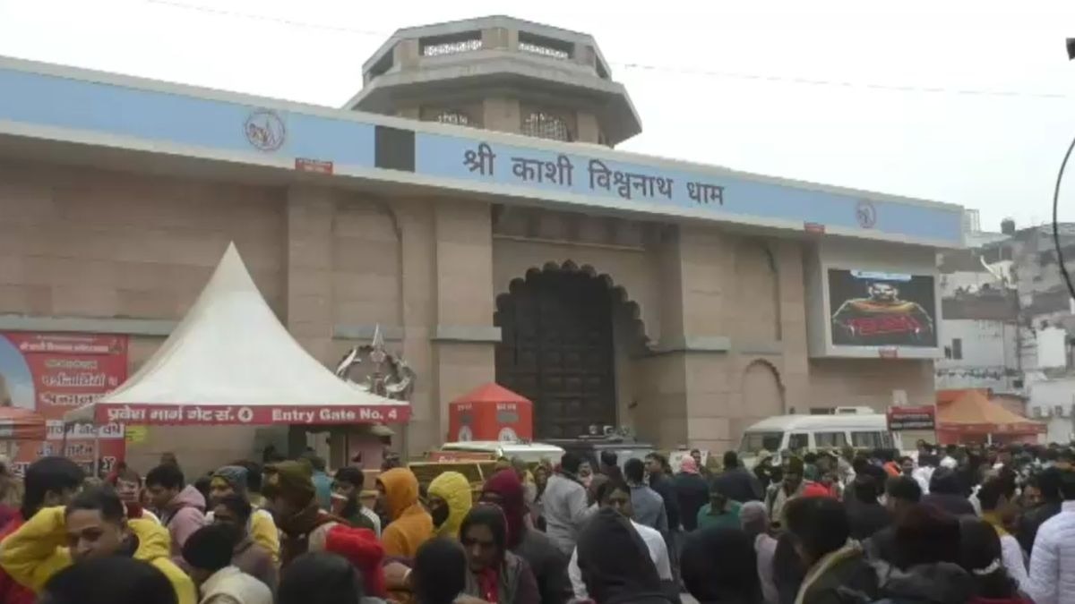 काशी विश्वनाथ मंदिर में VIP, प्रोटोकॉल और स्पर्श दर्शन पर रोक. (Photo: Screengrab)