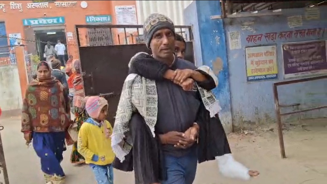 A helpless father wandered around the hospital carrying his daughter on his back
