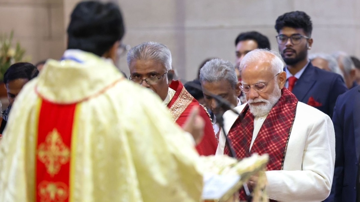 क्रिसमस की सुबह प्रधानमंत्री मोदी नई दिल्‍ली स्थित चर्च ऑफ रिडेंप्‍शन पहुंचे, और प्रार्थना में हिस्‍सा लिया.