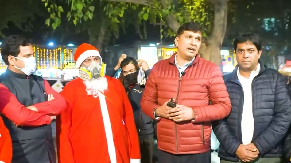 सांता क्लॉज को लेकर थाने पहुंचे सौरभ भारद्वाज सांता क्लॉज को लेकर थाने पहुंचे सौरभ भारद्वाज