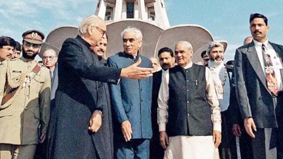 Vajpayee and Jaswant Singh at the Minar-e-Pakistan in Lahore