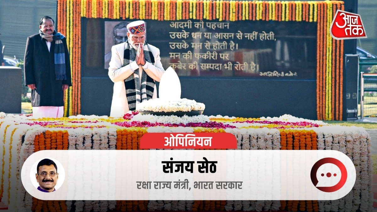 पीएम मोदी ने दिल्ली में स्मृति स्थल ‘सदैव अटल’ पर पूर्व प्रधानमंत्री को श्रद्धांजलि अर्पित कीं. (Photo- PTI)