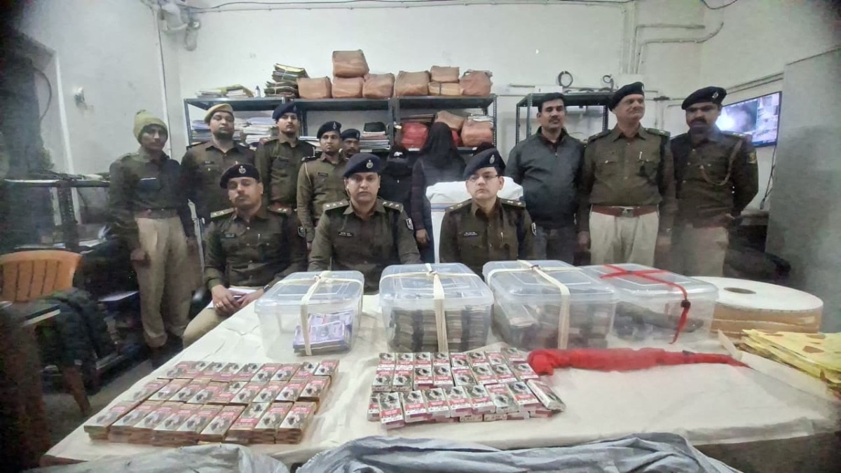 85 लाख और हथियार बरामद.(Photo: Govind Kumar/ITG)