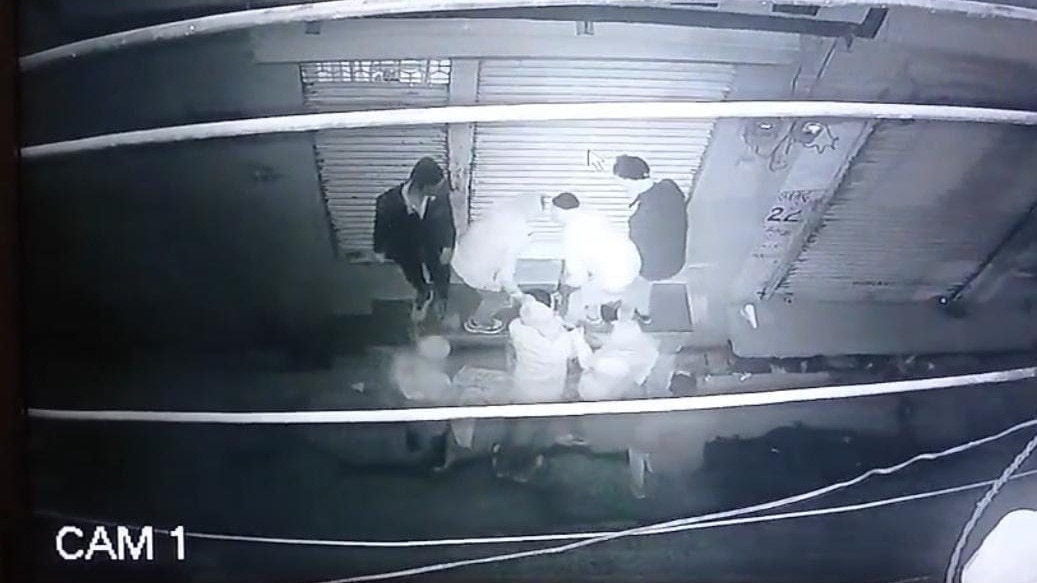 CCTV में कैद हुए बदमाश (Photo: Screengrab)