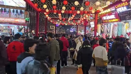 मनाली में माल रोड पर क्रिसमस का जश्न