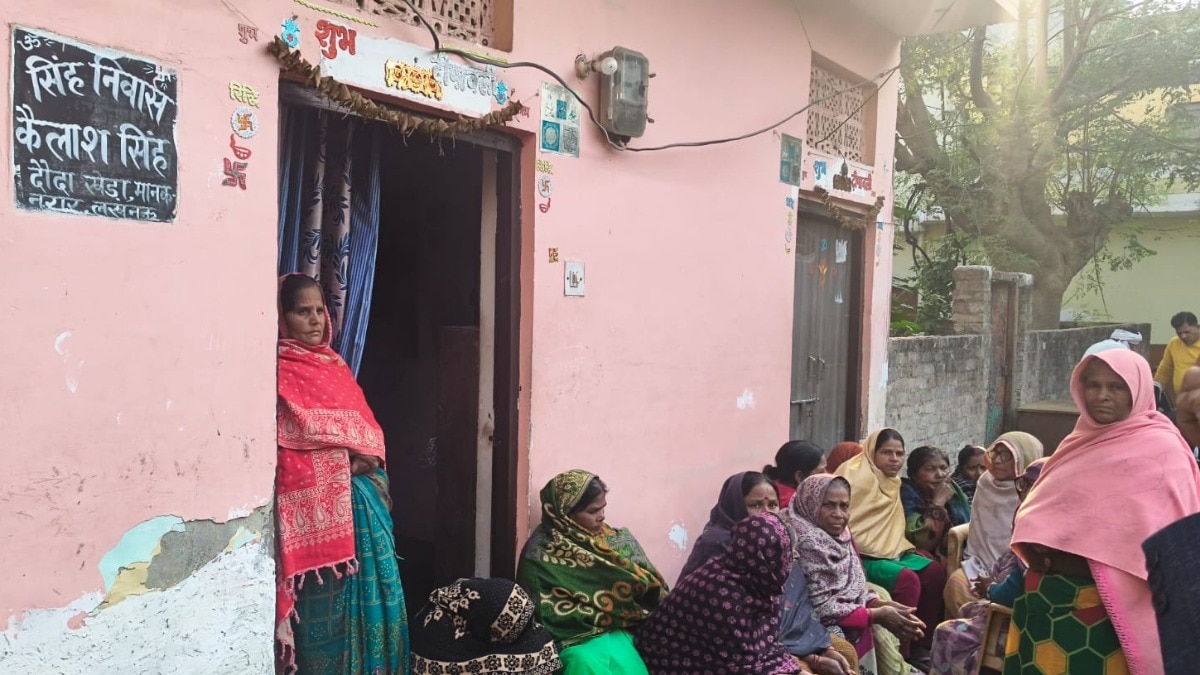 दोनों बहनों की मौत के बाद घर में जुटी महिलाएं (Photo ITG)