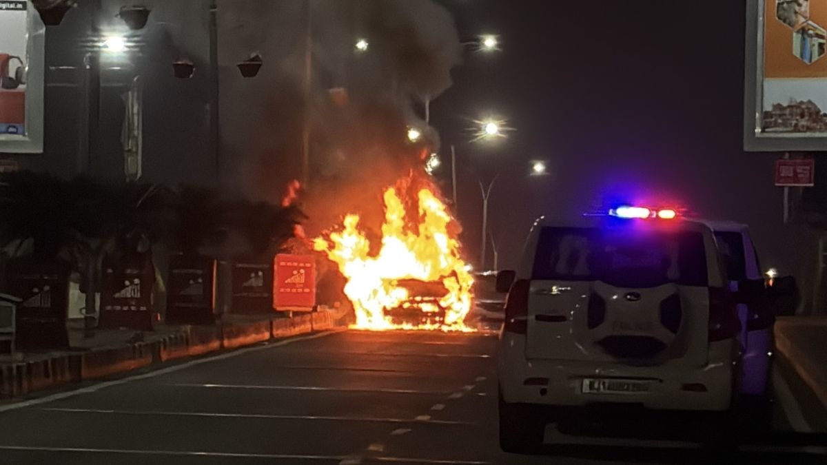 चलती कार में लग गई आग, बच गईं तीन जिंदगियां. (Photo: ITG)