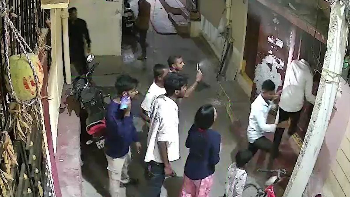 महिला की चीख-पुकार सुनकर पहुंचे आसपास के लोग. (Photo: Screengrab)