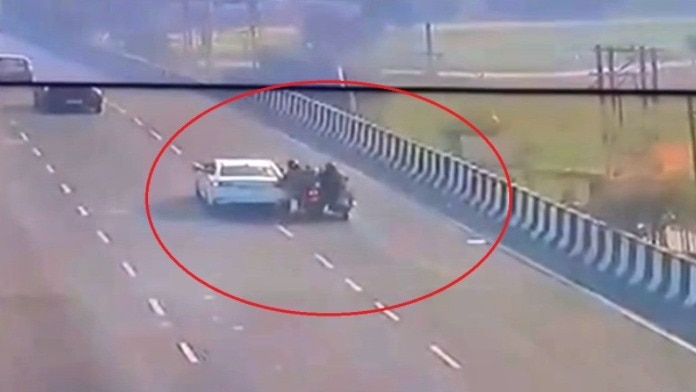 CCTV footage of robbery on Hapur highway (Photo - Screengrab)