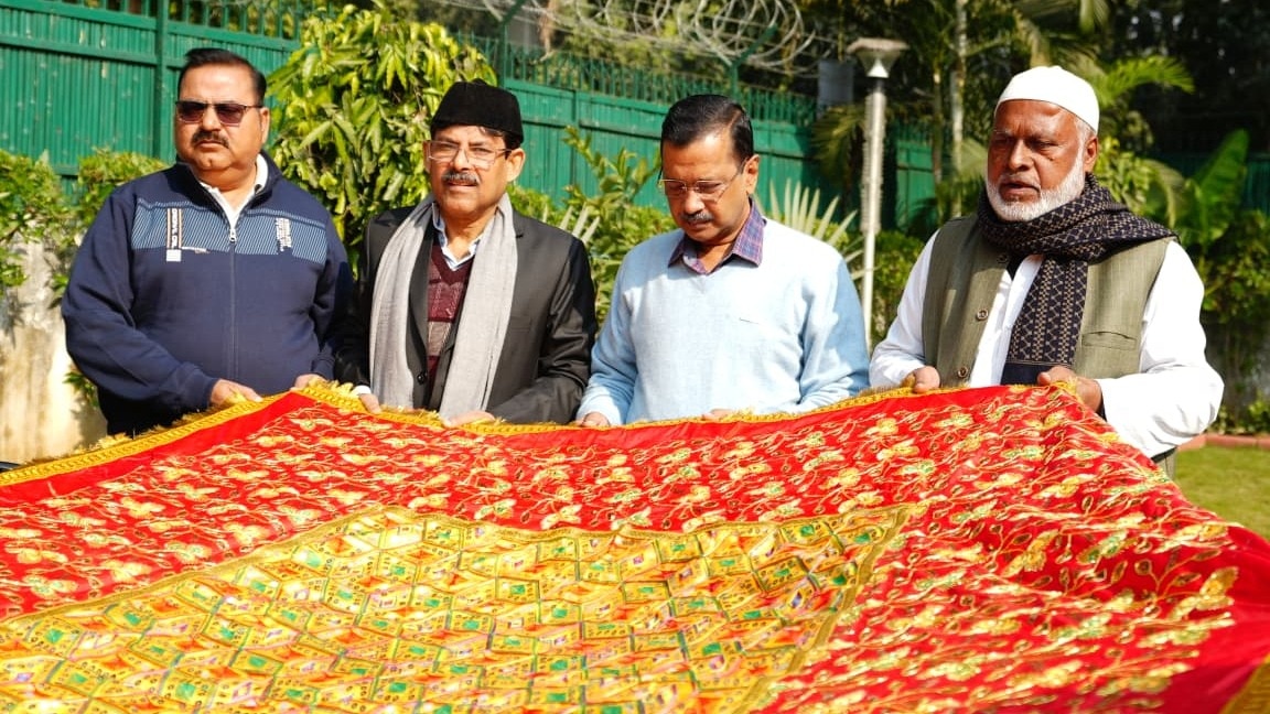 Arvind Kejriwal Ajmer Sharif Chadar