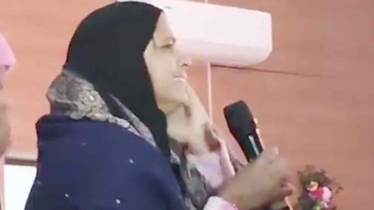 Muslim woman started crying in front of Bihar Government's Deputy Chief Minister Vijay Kumar Sinha