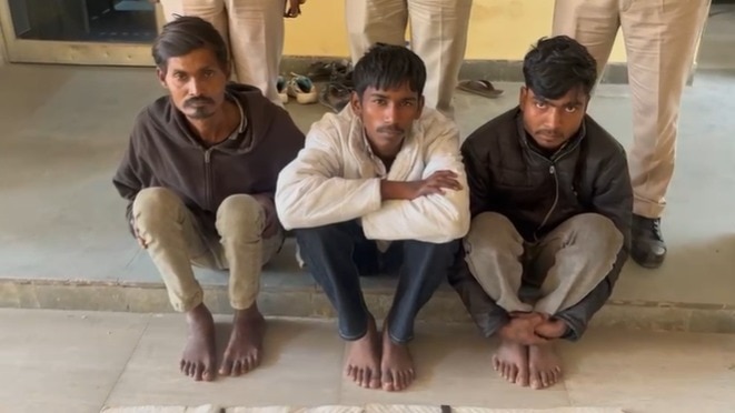 चोरी का सामान और हथियार बरामद.(Photo: Screengrab)