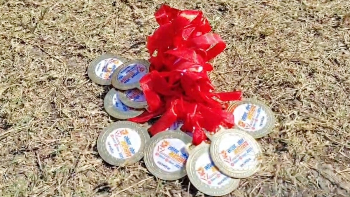 MP के खरगोन में खिलाड़ियों ने फेंके मेडल.(Photo:ITG)