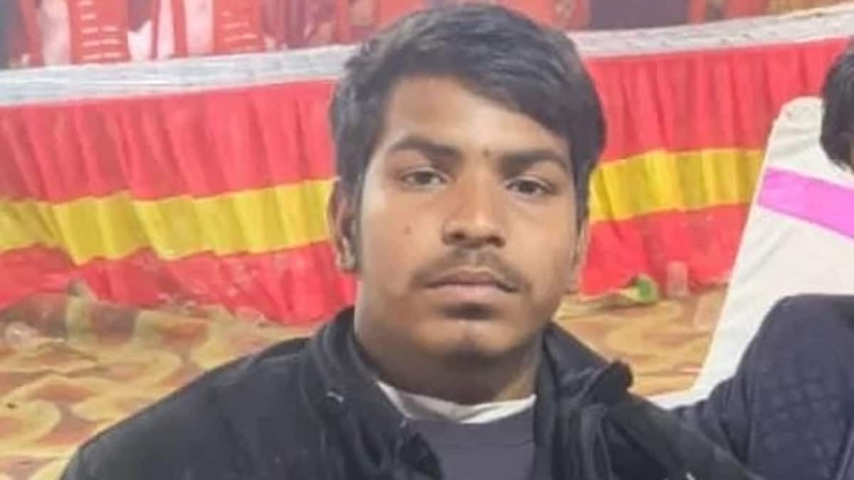 सोशल मीडिया पर बहस के बाद 11वीं के छात्र को बीच मैदान में गोलियों से भूना! सोशल मीडिया पर बहस के बाद 11वीं के छात्र को बीच मैदान में गोलियों से भूना!