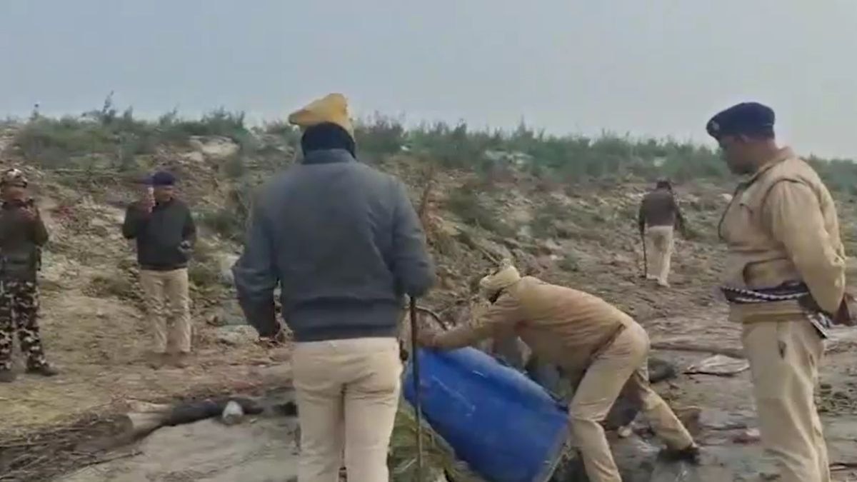 पुलिस ने नष्ट कीं भट्टियां और ड्रम. (Photo: Screengrab)