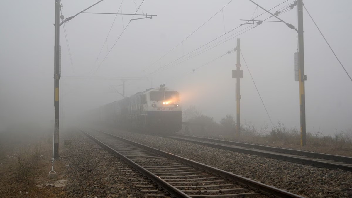  Dense fog in North India severely impacts rail traffic