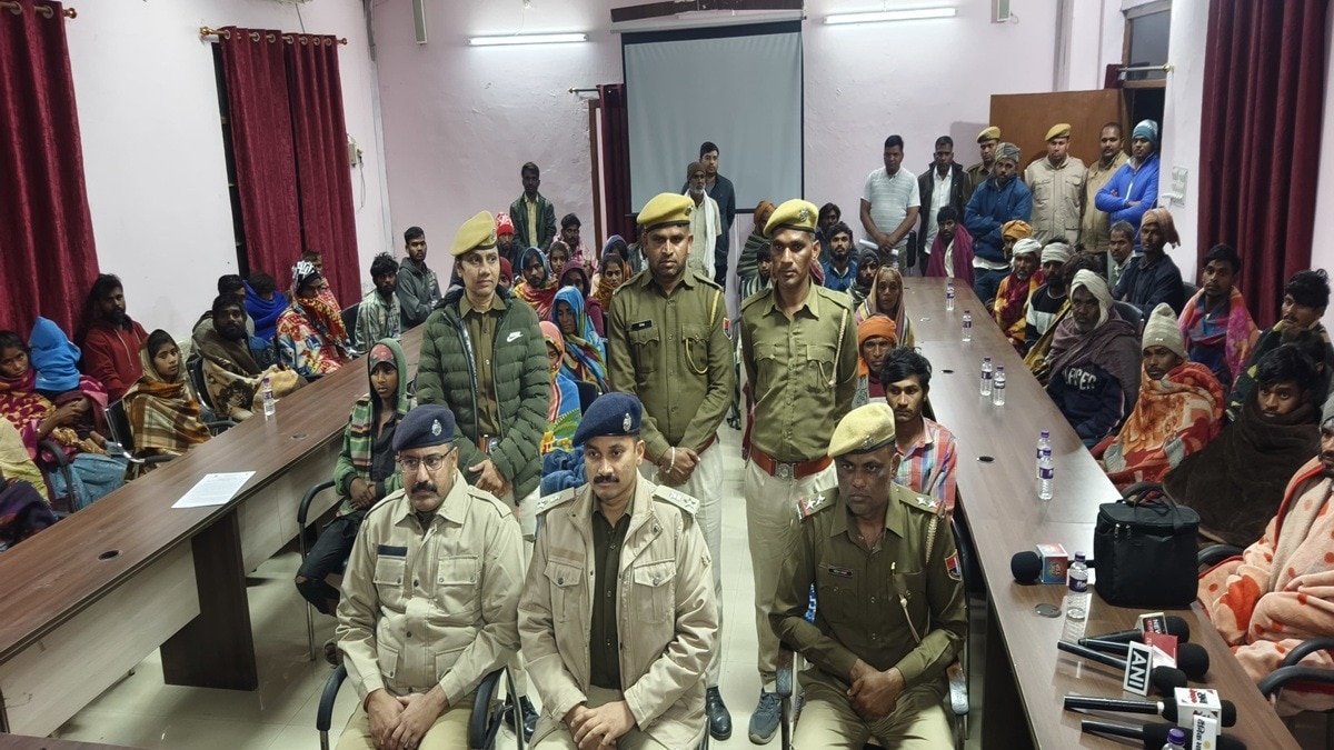 रेस्क्यू किए गए मजूदरों के साथ पुलिस टीम. (File Photo: Sanjay Jain/ITG)