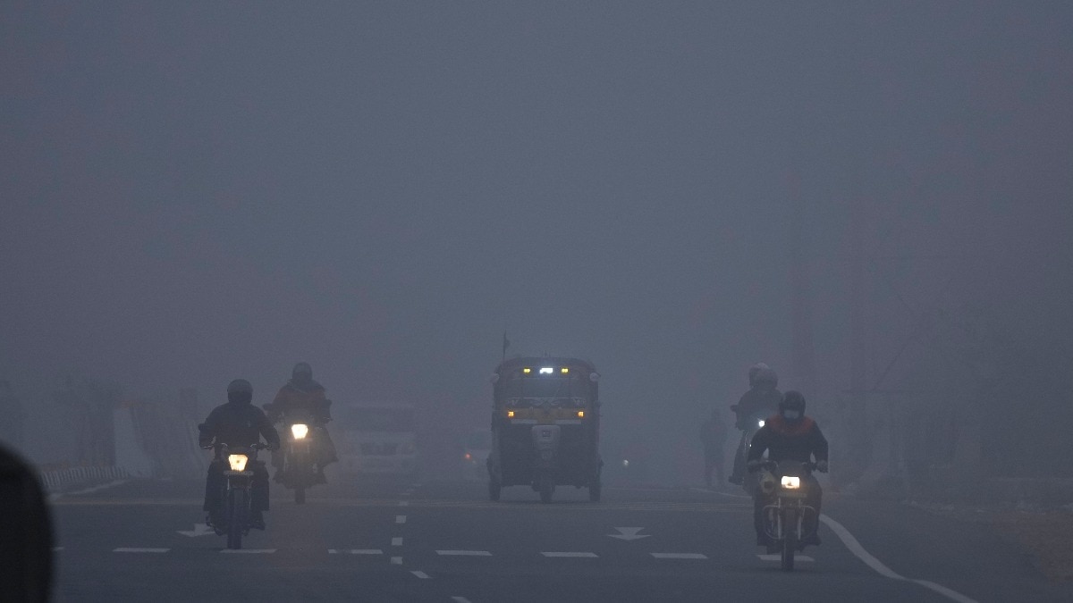 कड़ाके की ठंड और शीतलहर को देखते हुए रांची जिले में सभी सरकारी और निजी स्कूलों की कक्षाएं 27 से 31 दिसंबर तक स्थगित कर दी गई हैं. ( Photo: AP)