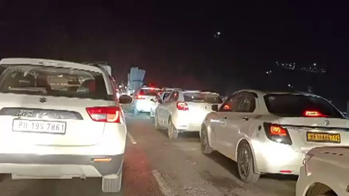हिमाचल प्रदेश के सोलन में लग रहा जाम. (Photo: Screengrab)
