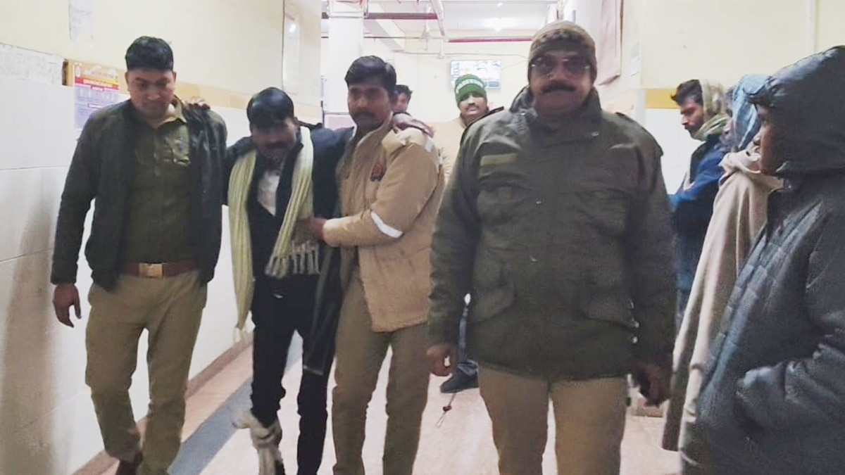 पुलिस ने टांगकर अस्पताल पहुंचाया बदमाश.(Photo:ITG)