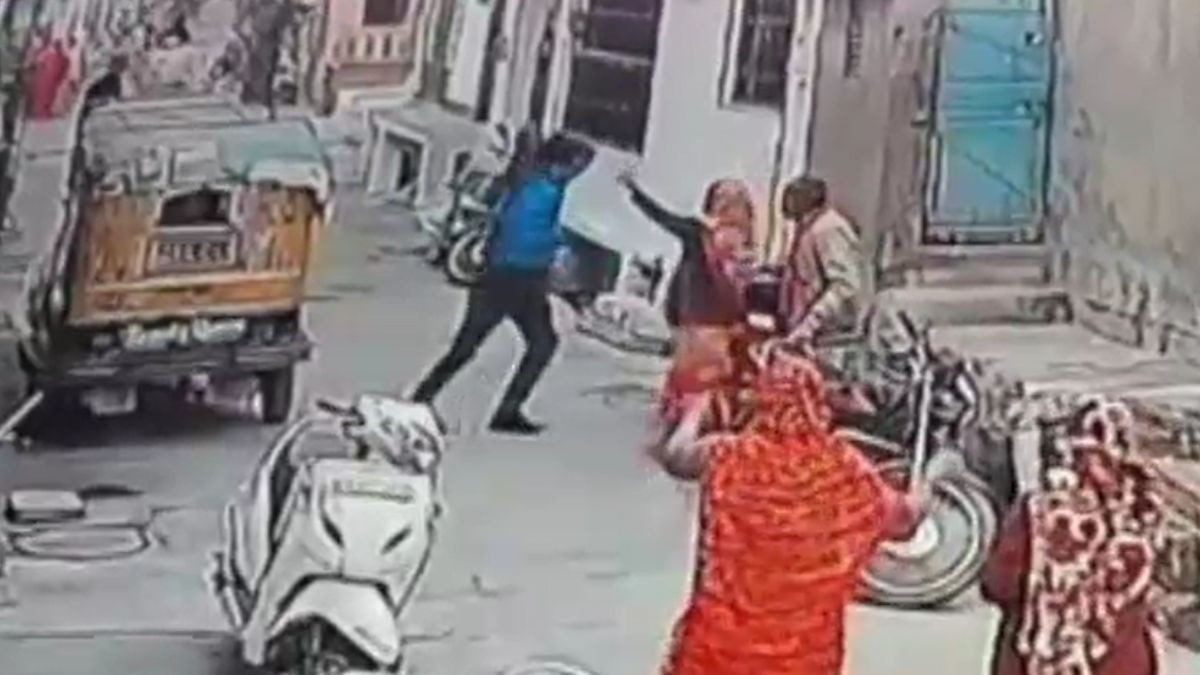 तलवार लेकर टूट पड़ा दामाद. (Photo: Screengrab)