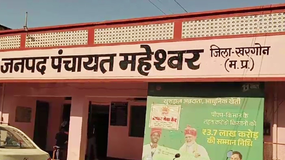 बाबू की गलती से गलत वार्ड में हुआ मतदान.(Photo:ITG)