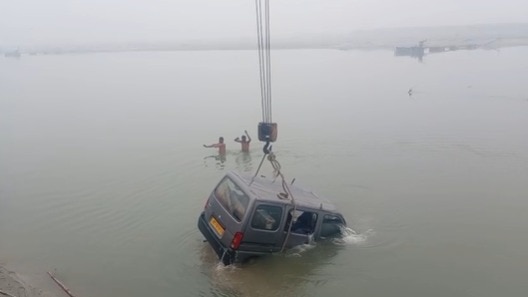आधी रात कोहरे में शारदा नदी में समाई इको कार, साधुओं की सूझबूझ से 4 युवकों की बची जान