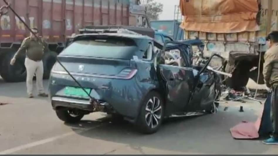 ट्रक और कार की जोरदार टक्कर, 2 लोगों ने गंवाई जान ट्रक और कार की जोरदार टक्कर, 2 लोगों ने गंवाई जान