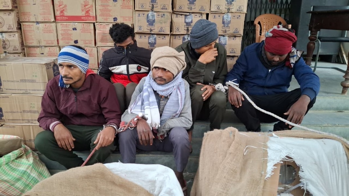 पुलिस की गिरफ्त में तस्कर.(Photo: Manibhushan Sharma/ITG)