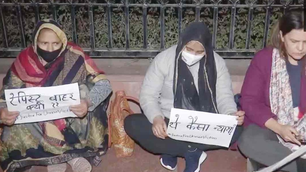 2017 Unnao rape case victim, her mother, and women activist Yogita Bhayana hold a protest at India Gate