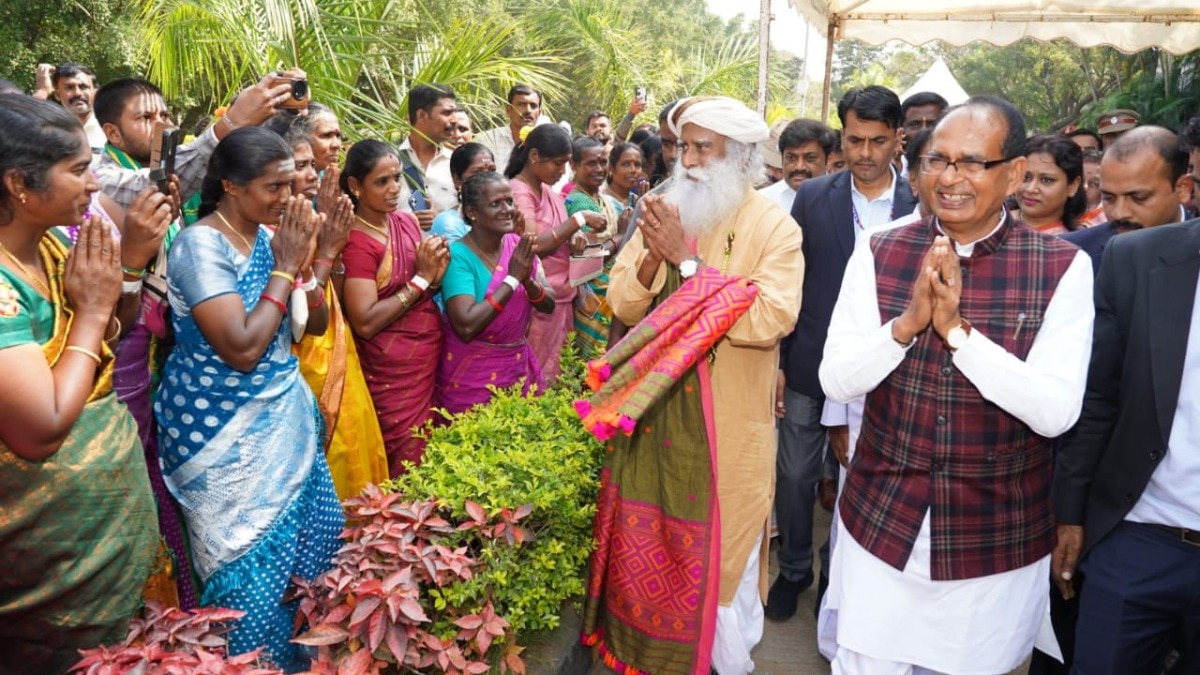 होसुर में किसान कार्यक्रम के दौरान सद्गुरु और कृषि मंत्री शिवराज सिंह चौहान (Photo: ITG)
