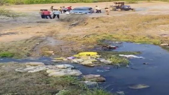 हादसे में कार हवा में 15 फीट उछली (Photo: Screengrab)