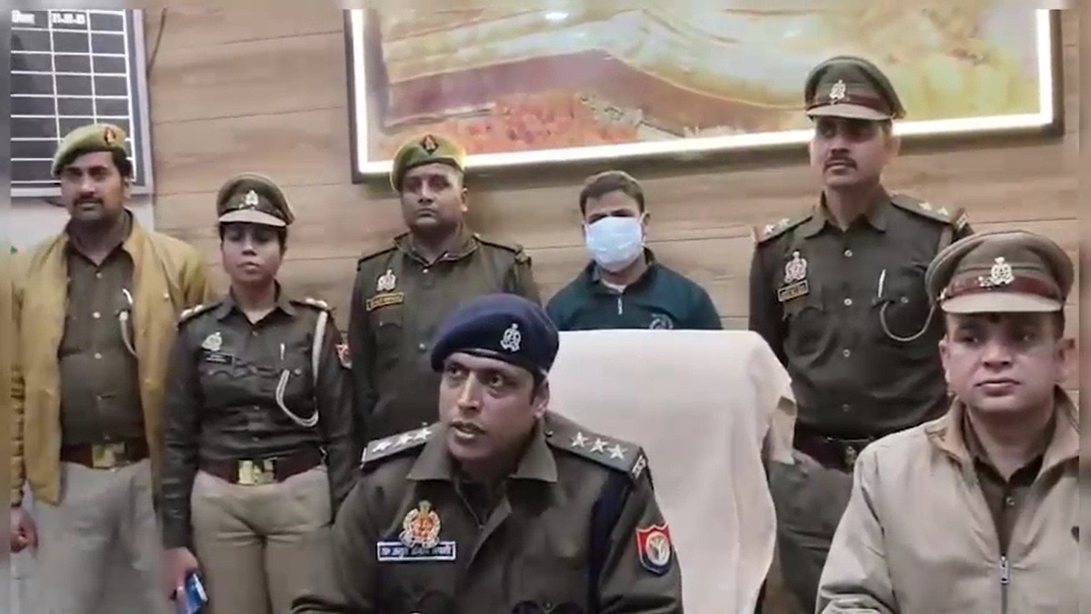 पुलिस गिरफ्त में आरोपी.  (Photo: Screengrab)