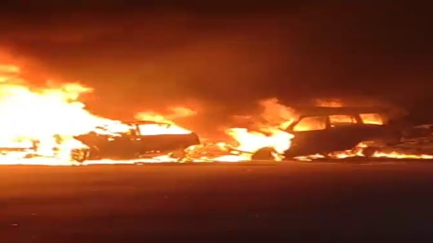 टक्कर के बाद धू-धूकर जलती दोनों कारें. (Photo: Screengrab)