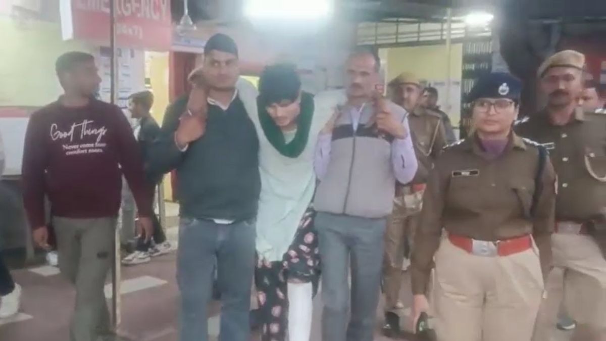 इनामी को पकड़कर पुलिस ने निकाला जुलूस. (Photo: Screengrab)