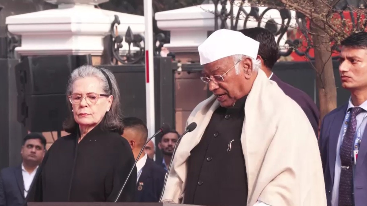 कांग्रेस के स्थापना दिवस पर दिल्ली के पार्टी मुख्यालय में मल्लिकार्जुन खड़गे ने झंडा फहराया.