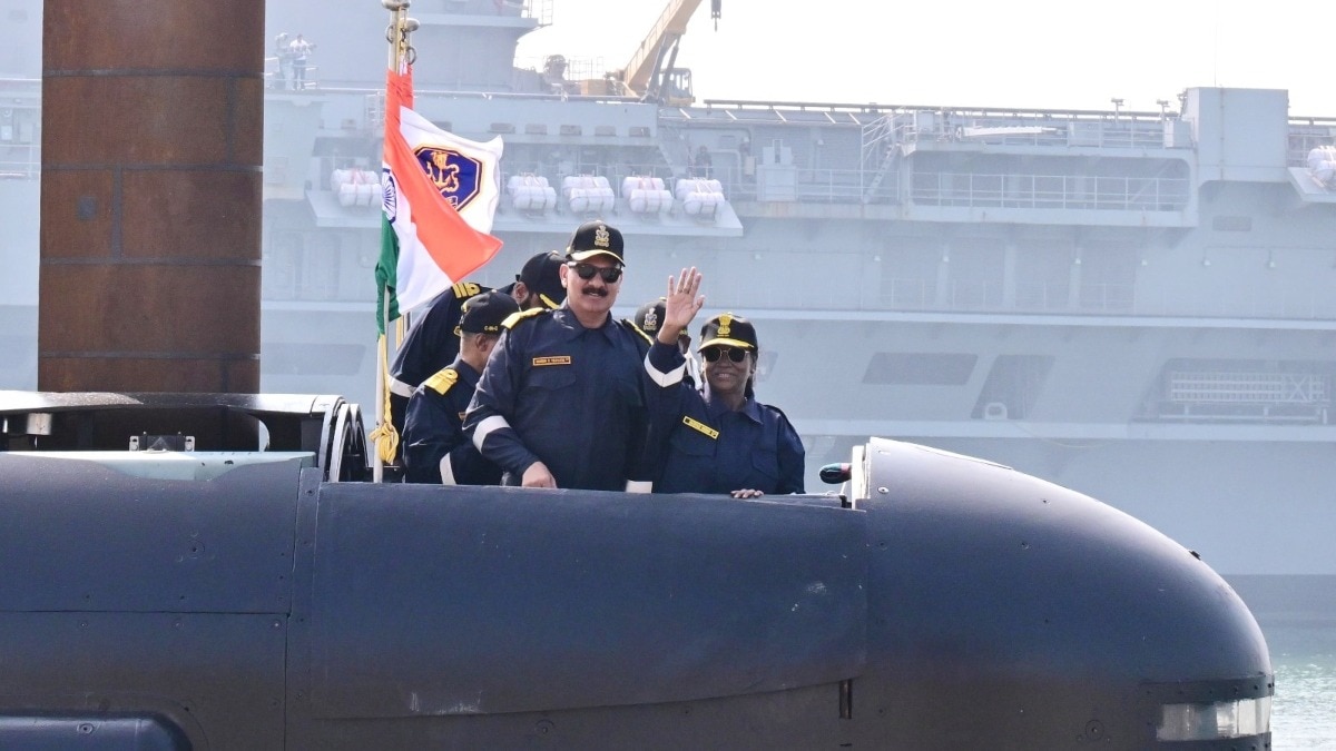 पनडुब्बी में सवार होने वाली दूसरी राष्ट्रपति.(Photo: X/@rashtrapatibhvn)