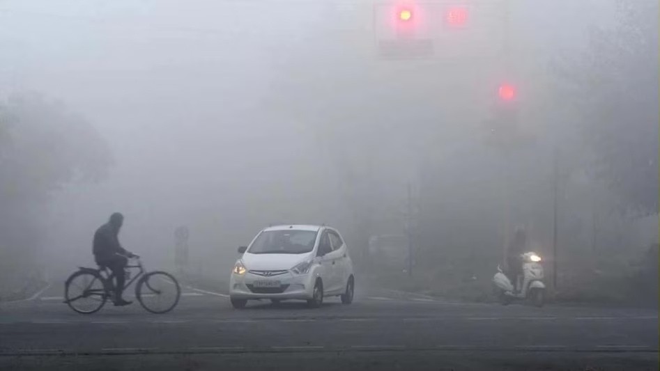 नोएडा में रविवार शाम से ही छाया है घना कोहरा. (Photo: Representational )