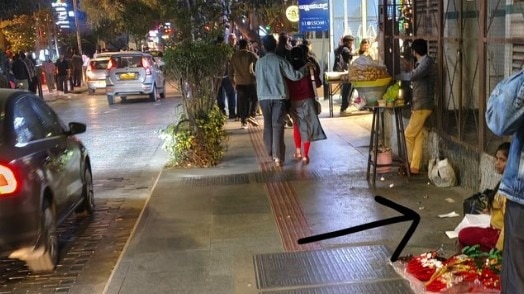 बेंगलुरु के चर्च स्ट्रीट पर क्रिसमस का सामान बेचते हुए एक छोटी बच्ची की तस्वीर वायरल हो रही है. ( Photo: X/@AbhinavXJ) 