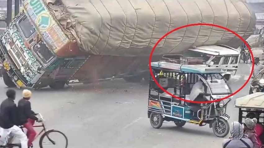 रोमपुर में बोलेरो पर पलटा ओवरलोड ट्रक. (Photo: Aamir Khan/ITG)