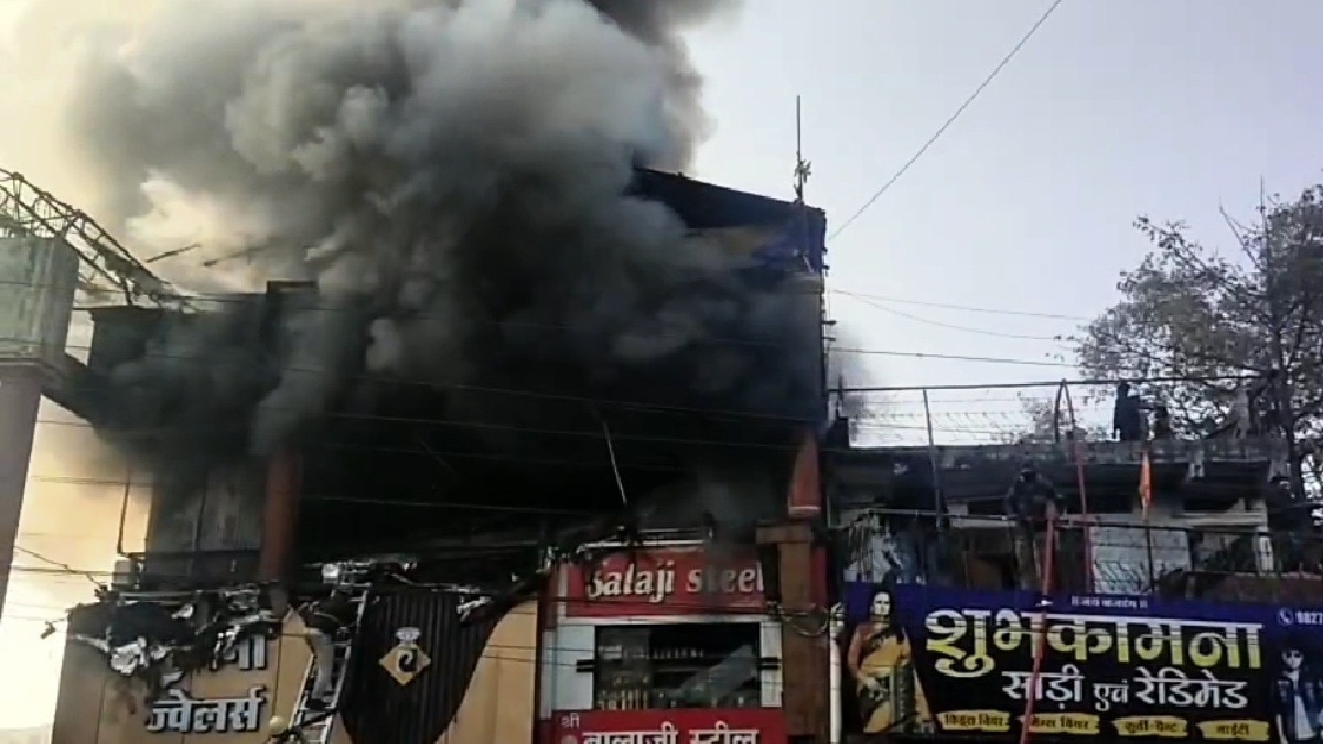 शॉपिंग कॉम्पलेक्स की दुकानों में भयानक आग, लाखों का नुकसान (Photo: ITG)