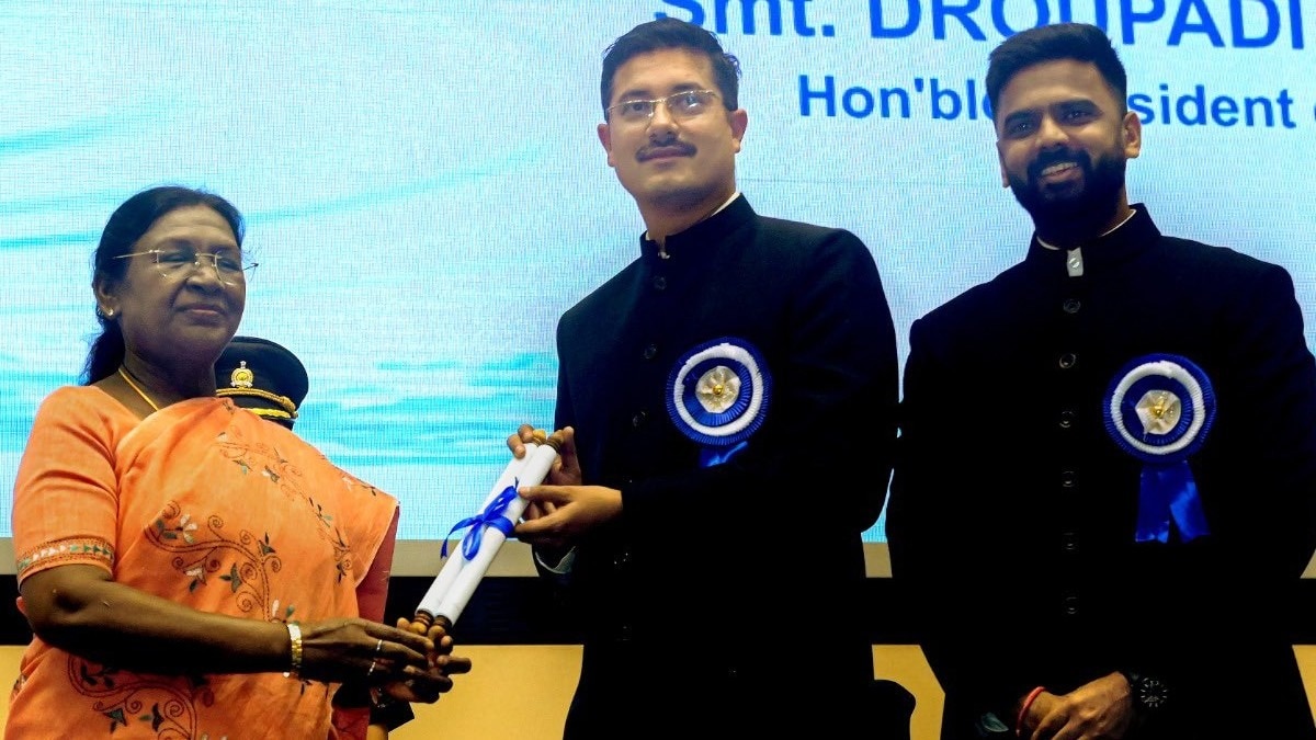 प्रशासन का कहना है कि पुरस्कार का तस्वीरों से लेना-देना नहीं.(Photo:@jitupatwari)