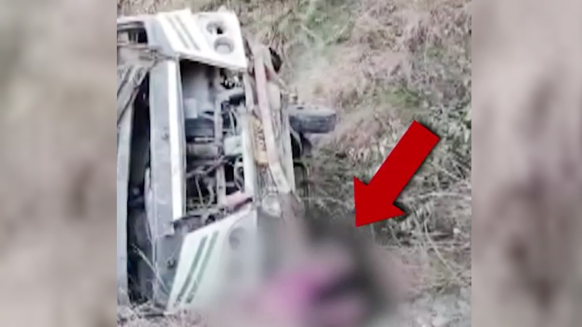 भिकियासैंण के पास 500 फीट गहरी खाई में गिरी बस.(Photo:Screengrab)